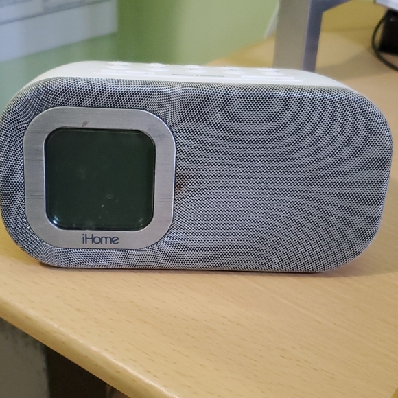 iHome iBT210 - Picture 1 of 4